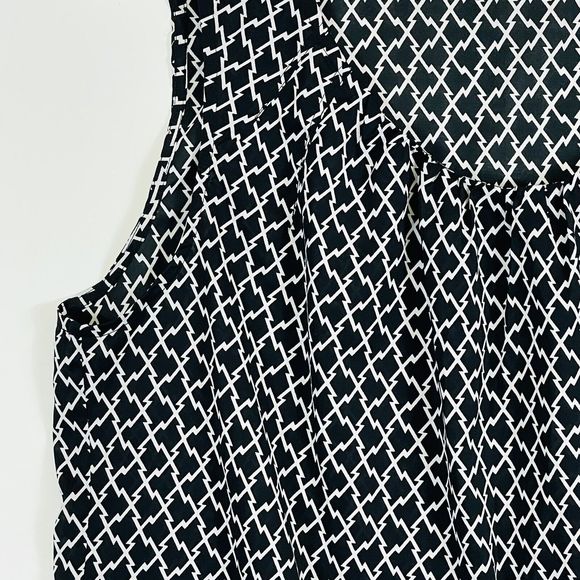 Chico's Black White Geometric Chiffon Gathered Tank Top Womens Sz 2 Medium 8 - Picture 2 of 4